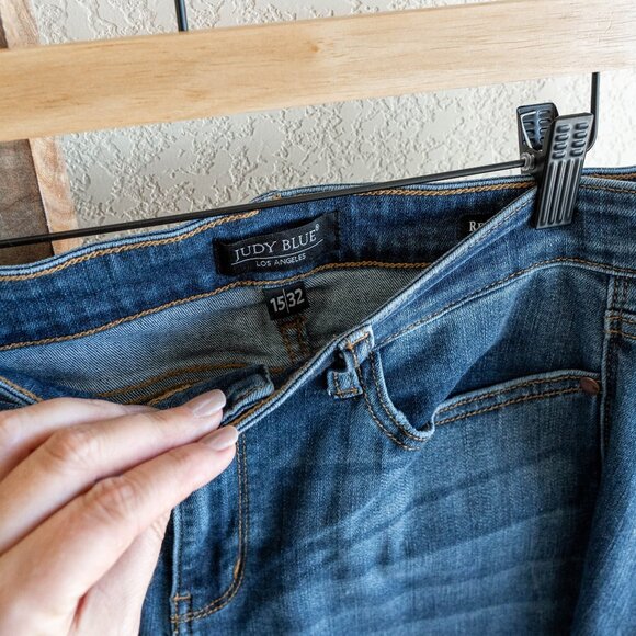 Judy Blue Women’s Size 15/32 Relaxed Fit Cropped Jeans Distressed Blue Denim - Picture 2 of 7
